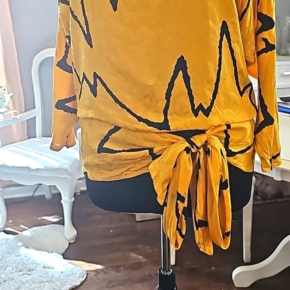 Saint Romei Designer Blouse, Sz 4, Yellow w/Black Designs, 100% Pure Silk, Lined - Picture 5 of 9